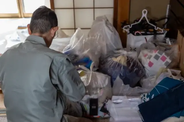 ゴミ屋敷の虫を減らすために最初に取るべき手順は?