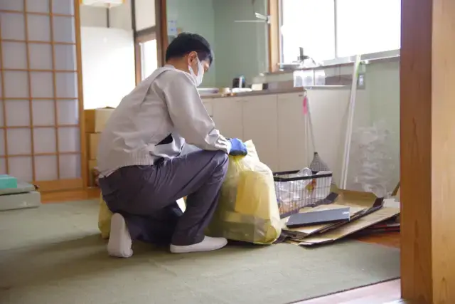 汚部屋を自力で片付けるか、業者に頼むかの判断基準は?